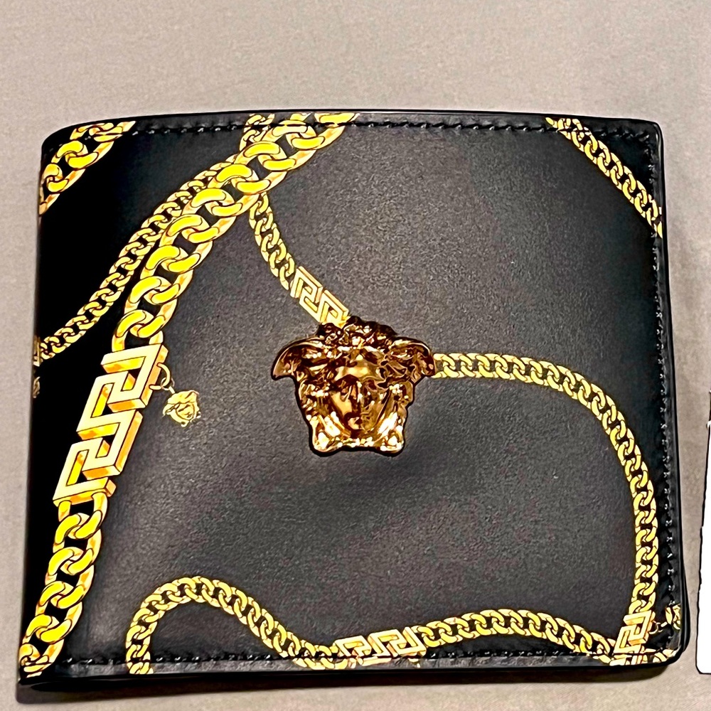VERSACE WALLET NEW!!2022 W/TAGS
Gold Chain La Medusa MENS Bi-fold | SOLD OUT!